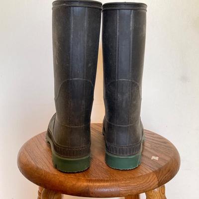 LOT 322: Fly Fishing Vests and Pair of Sz 8.5 Rubber Boots