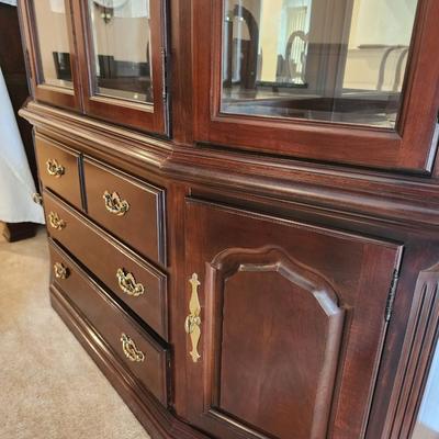 LOT 332: Thomasville China Cabinet, circa 1990