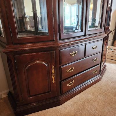 LOT 332: Thomasville China Cabinet, circa 1990