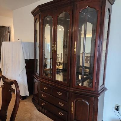 LOT 332: Thomasville China Cabinet, circa 1990