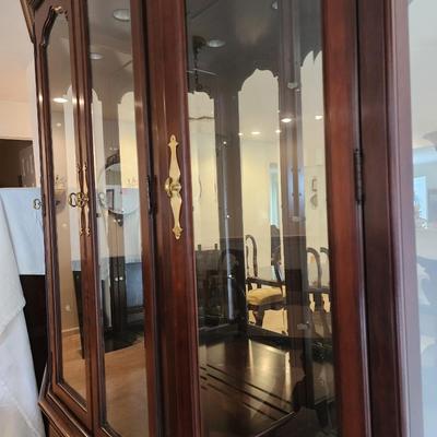 LOT 332: Thomasville China Cabinet, circa 1990