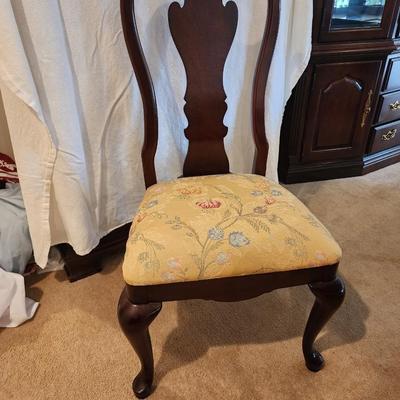 LOT 334: Thomasville Chairs w/Upholstered Seat, circa 1990 - 2 Captain & 4 Side