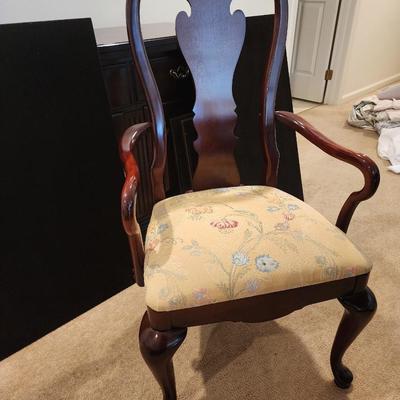 LOT 334: Thomasville Chairs w/Upholstered Seat, circa 1990 - 2 Captain & 4 Side