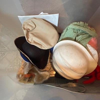 LOT 337: Vintage & Stylish Hats
