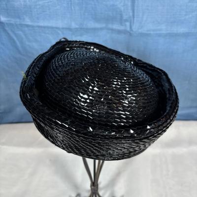 LOT 351: Ladies Vintage Hat Collection: E. Chard Doerr of Vineland NJ, Peach Bloom Velour, Annette Millinery and Duchess