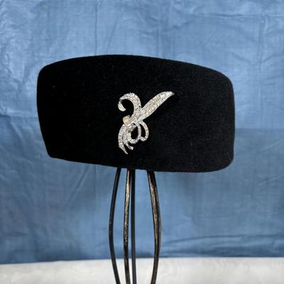 LOT 351: Ladies Vintage Hat Collection: E. Chard Doerr of Vineland NJ, Peach Bloom Velour, Annette Millinery and Duchess