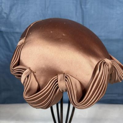 LOT 351: Ladies Vintage Hat Collection: E. Chard Doerr of Vineland NJ, Peach Bloom Velour, Annette Millinery and Duchess