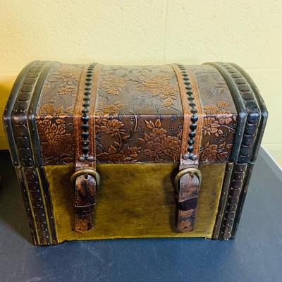 LOT 367: Giant Ceramic Sea Shell. Planter, Fishing Net, Wooden Treasure Chest Box, and Vintage Guildcraft Tins