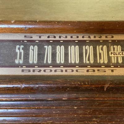 LOT 376: Antique / Vintage RCA Victor Standard Broadcast Radio