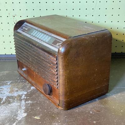 LOT 376: Antique / Vintage RCA Victor Standard Broadcast Radio
