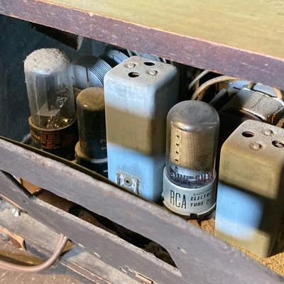LOT 376: Antique / Vintage RCA Victor Standard Broadcast Radio