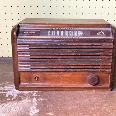 LOT 376: Antique / Vintage RCA Victor Standard Broadcast Radio