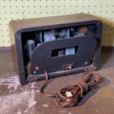 LOT 376: Antique / Vintage RCA Victor Standard Broadcast Radio