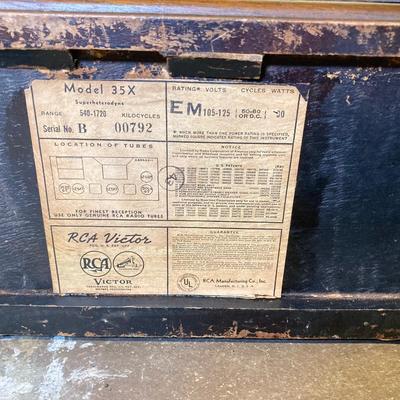 LOT 376: Antique / Vintage RCA Victor Standard Broadcast Radio