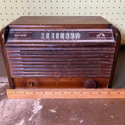 LOT 376: Antique / Vintage RCA Victor Standard Broadcast Radio