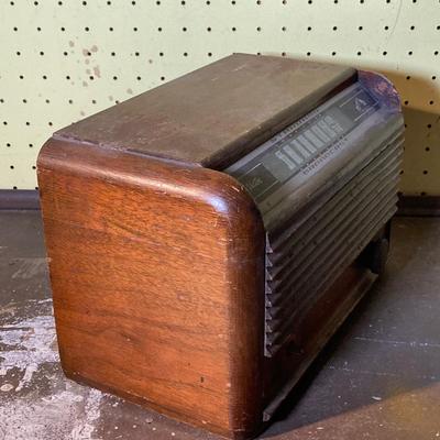 LOT 376: Antique / Vintage RCA Victor Standard Broadcast Radio