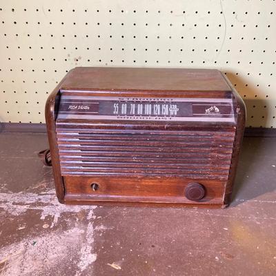 LOT 376: Antique / Vintage RCA Victor Standard Broadcast Radio