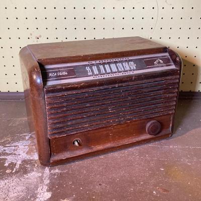 LOT 376: Antique / Vintage RCA Victor Standard Broadcast Radio