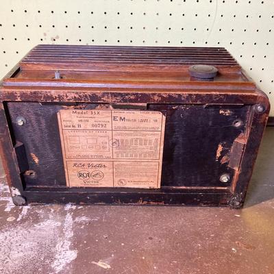 LOT 376: Antique / Vintage RCA Victor Standard Broadcast Radio