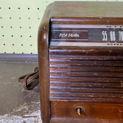 LOT 376: Antique / Vintage RCA Victor Standard Broadcast Radio