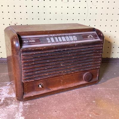 LOT 376: Antique / Vintage RCA Victor Standard Broadcast Radio