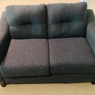 Modern Charcoal Gray Tufted Loveseat – Upholstered 2-Seater Sofa with Sleek Arms