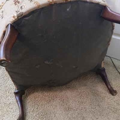 Vintage Upholstered Accent Chair – Floral Fabric & Carved Wood Legs