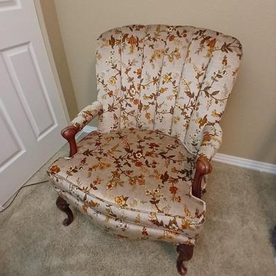 Vintage Upholstered Accent Chair – Floral Fabric & Carved Wood Legs
