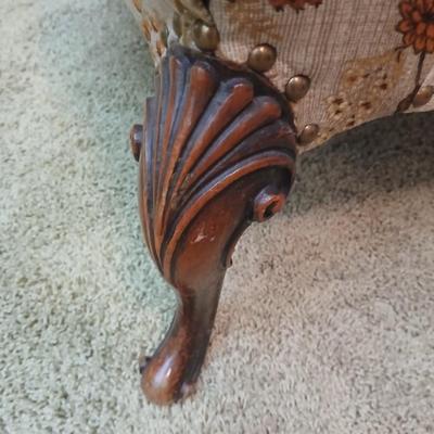 Vintage Upholstered Accent Chair – Floral Fabric & Carved Wood Legs