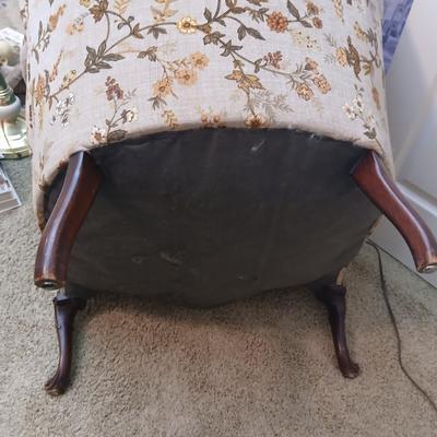 Vintage Upholstered Accent Chair – Floral Fabric & Carved Wood Legs