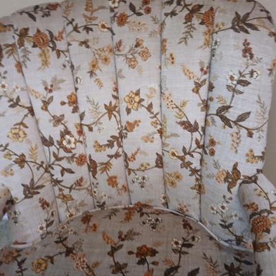 Vintage Upholstered Accent Chair – Floral Fabric & Carved Wood Legs