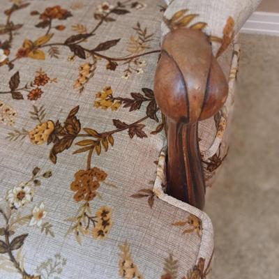 Vintage Upholstered Accent Chair – Floral Fabric & Carved Wood Legs