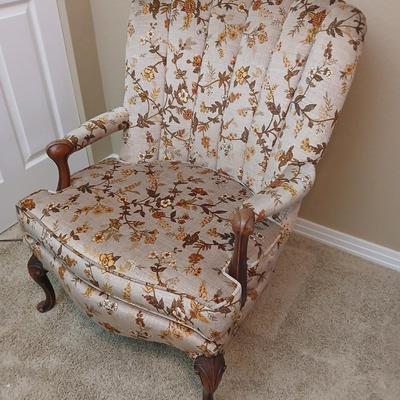 Vintage Upholstered Accent Chair – Floral Fabric & Carved Wood Legs