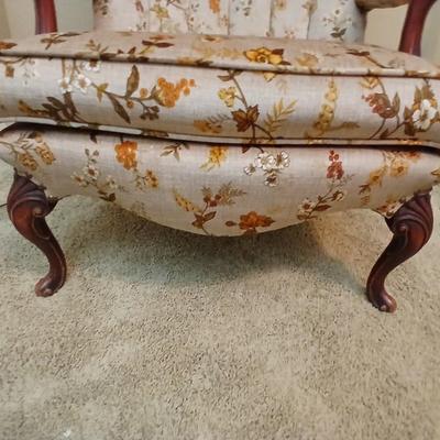 Vintage Upholstered Accent Chair – Floral Fabric & Carved Wood Legs