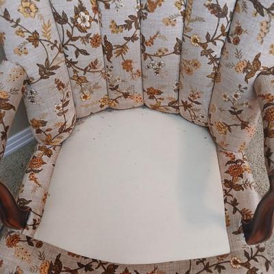 Vintage Upholstered Accent Chair – Floral Fabric & Carved Wood Legs