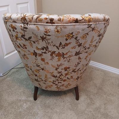Vintage Upholstered Accent Chair – Floral Fabric & Carved Wood Legs