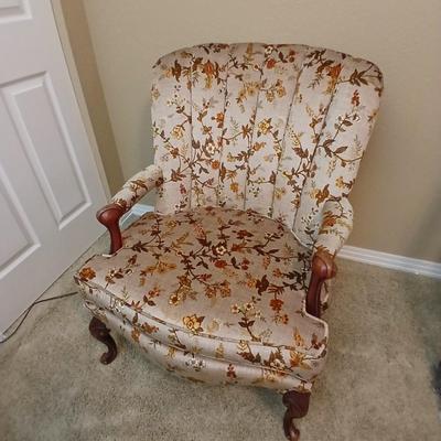 Vintage Upholstered Accent Chair – Floral Fabric & Carved Wood Legs