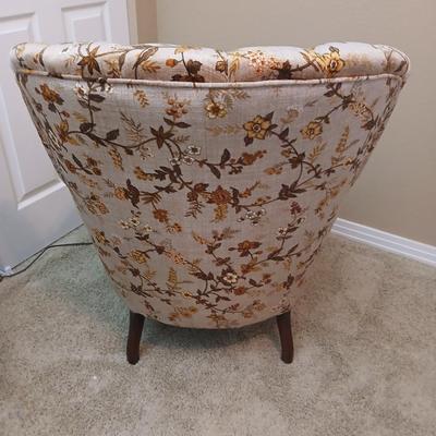 Vintage Upholstered Accent Chair – Floral Fabric & Carved Wood Legs