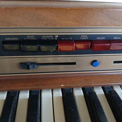 Vintage Hammond Colonnade 2202 Organ with Bench & Sheet Music Lot