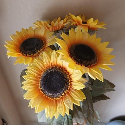 Sunflower-Themed Decor Lot – Tall wicker Vase with sunflowers & Sunflower Pillow