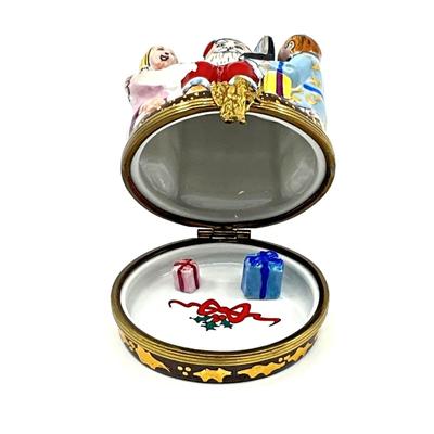 Sale Photo Thumbnail #245: There are small presents inside of trinket, trinket box does not lock
Measurements:
2.5" in height, 2.25" in diameter