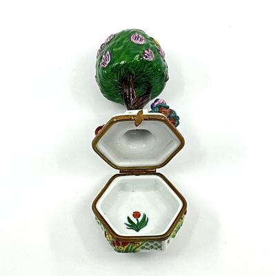 Sale Photo Thumbnail #258: Measurements:
3.5" in height, 1.75" in diameter