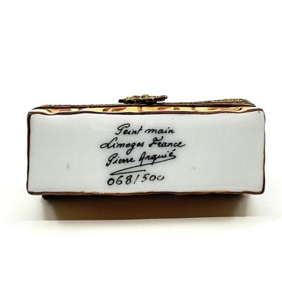 Sale Photo Thumbnail #279: Limited Edition 68 out of 500
Pierre Arquise Signed on bottom 
Paint Main
Measurements:
2.25" in width, 1.5" in height