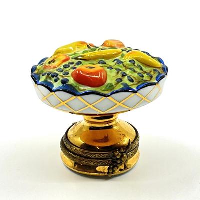 Sale Photo Thumbnail #284: Signed L.S. on bottom
Measurements:
1.75" in height, 2" diameter
