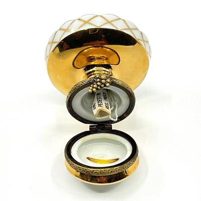 Sale Photo Thumbnail #286: Signed L.S. on bottom
Measurements:
1.75" in height, 2" diameter