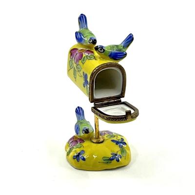 Sale Photo Thumbnail #314: Atelier de limoges paint main
Measurements:
3.25" in height, 1.5" in width