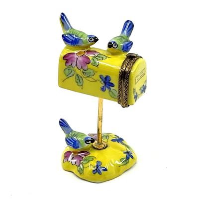 Sale Photo Thumbnail #312: Atelier de limoges paint main
Measurements:
3.25" in height, 1.5" in width
