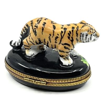 Sale Photo Thumbnail #317: Rochard hand-painted Limoges France
Measurements:
3" in width, 1.5" in height