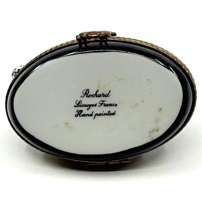 Sale Photo Thumbnail #319: Rochard hand-painted Limoges France
Measurements:
3" in width, 1.5" in height