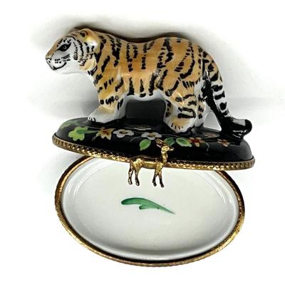 Sale Photo Thumbnail #318: Rochard hand-painted Limoges France
Measurements:
3" in width, 1.5" in height